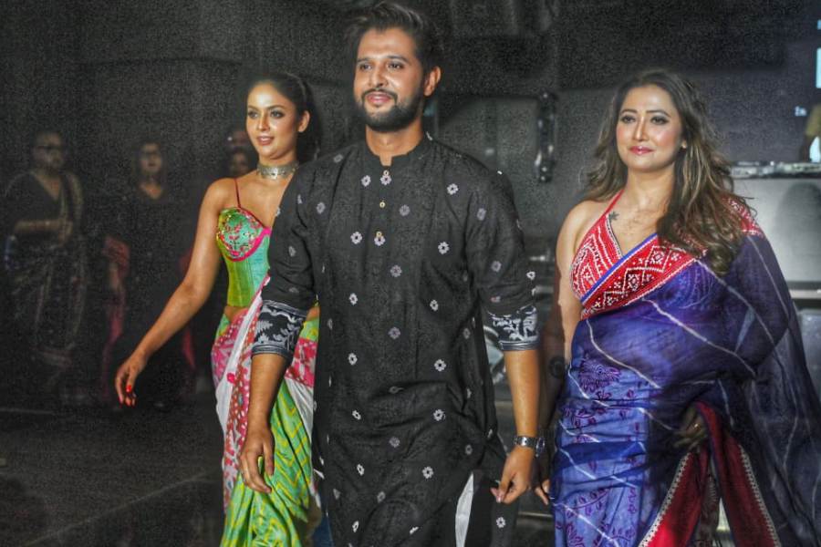 Showstoppers for the segment included Indroneel Mukherjee and actors Angshuman Gupta, Neel Bhattacharya and Sairity Banerjee.