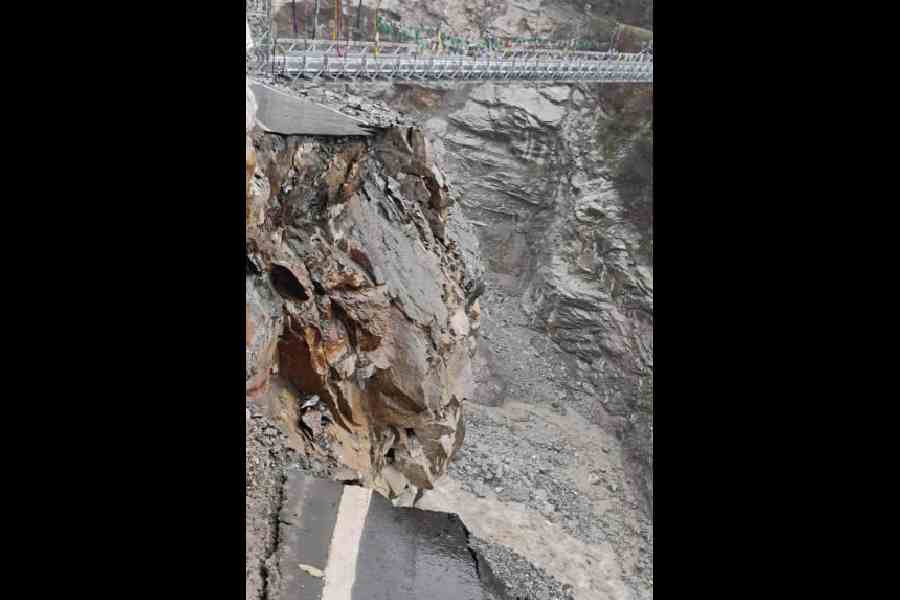 100 tourists stranded Lachen Sikkim road collapse