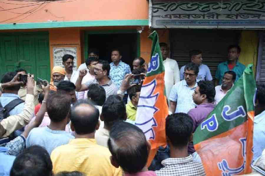 BJP workers lock Krishnanagar office over Taraknath Chatterjee ticket