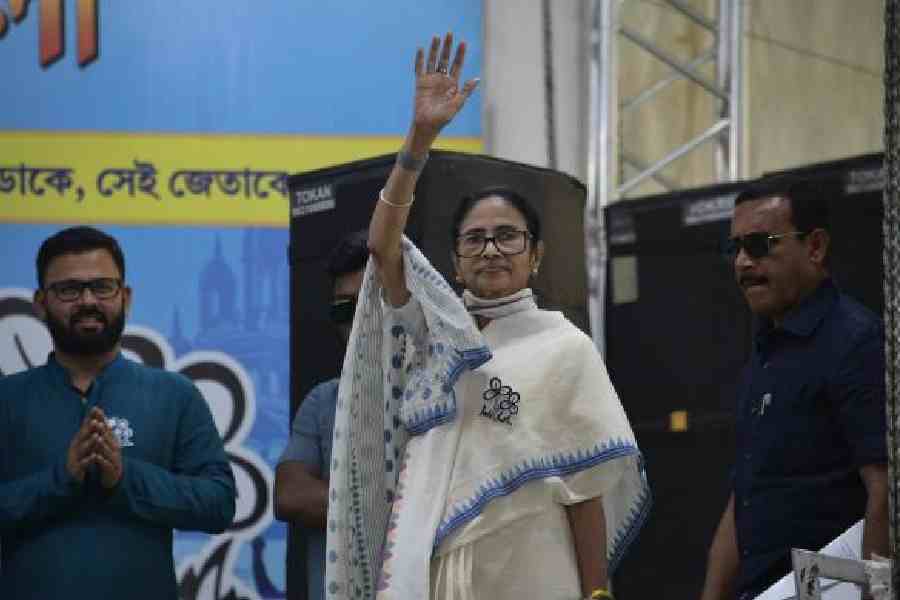 Mamata demands Modi resignation Pakistan threat