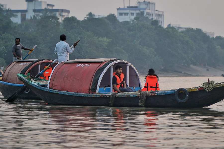 A life jacket that cannot be fastened securely offers almost no safety to the visitors, especially in the strong currents of Hooghly river, where they can easily slip off