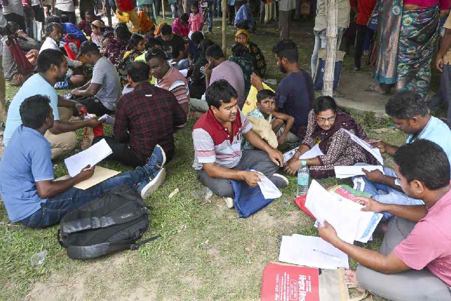 People, whose names were deleted from voters' lists in the ongoing Special Intensive Revision (SIR) of electoral rolls in poll-bound West Bengal, queue up to present their cases before judicial officers, ahead of the state Assembly elections, at Krishnanagar, in Nadia district, Tuesday, April 7, 2026.