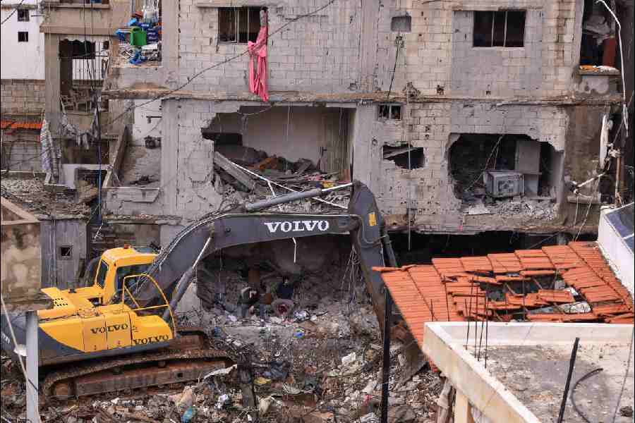 Men sit next to the rubble in the aftermath of Sunday\\\'s Israeli strike, amid escalating hostilities between Israel and Hezbollah, as the U.S.-Israel conflict with Iran continues, in the Jnah area in Beirut, Lebanon, April 7, 2026.
