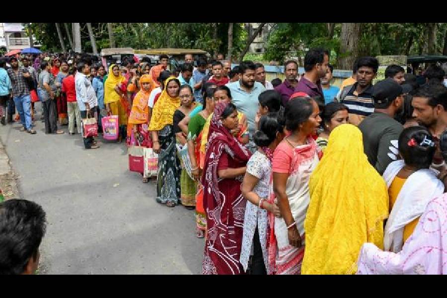 A queue in Ranaghat to submit petitions before an SIR tribunal. 