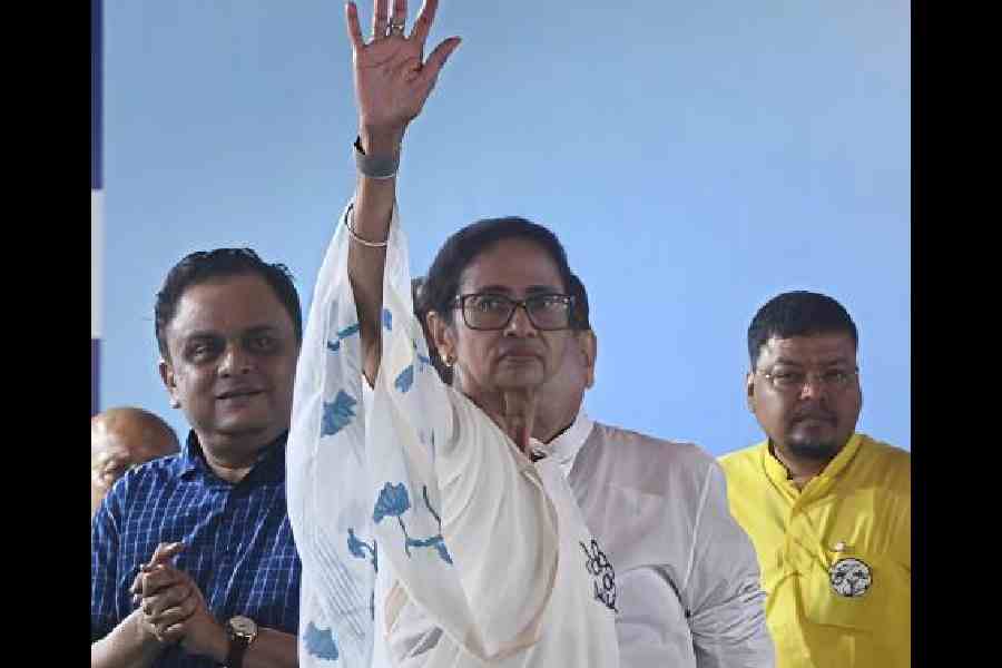 Mamata Banerjee greets her supporters at Panihati, North 24-Parganas, on Thursday. Picture by Ankit Mukherjee