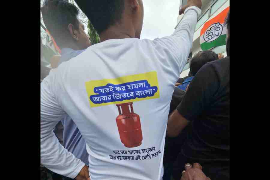 A ranyist wears a customised T-shirt blaming the Central government for the gas scarcity