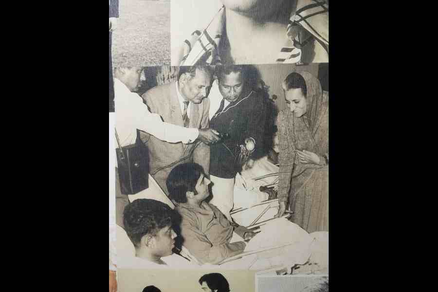 Then Prime Minister Indira Gandhi paid a visit to Captain Anil Valla at a Pune Hospital after he suffered injuries during the 1971 war.