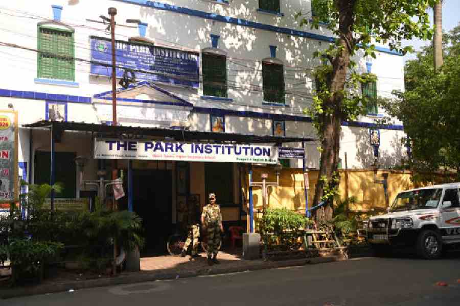 A central force jawan stands guard at the gate of Park Institute on Friday afternoon. Picture by Bishwarup Dutta