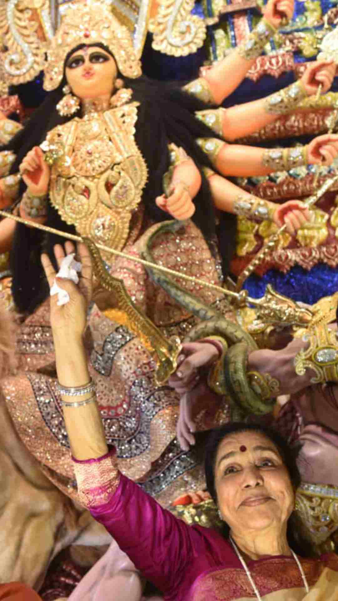 Asha Bhosle in Kolkata during Durga Puja