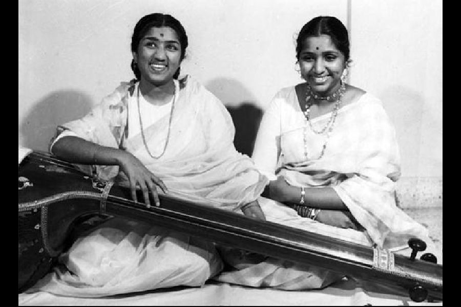 Lata Mangeshkar and Asha Bhosle at an event