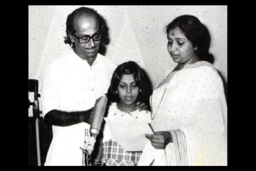 Antara Chowdhury with father Salil Chowdhury and Asha Bhosle during the recording of Dheere Dheere Haule Se in 1977