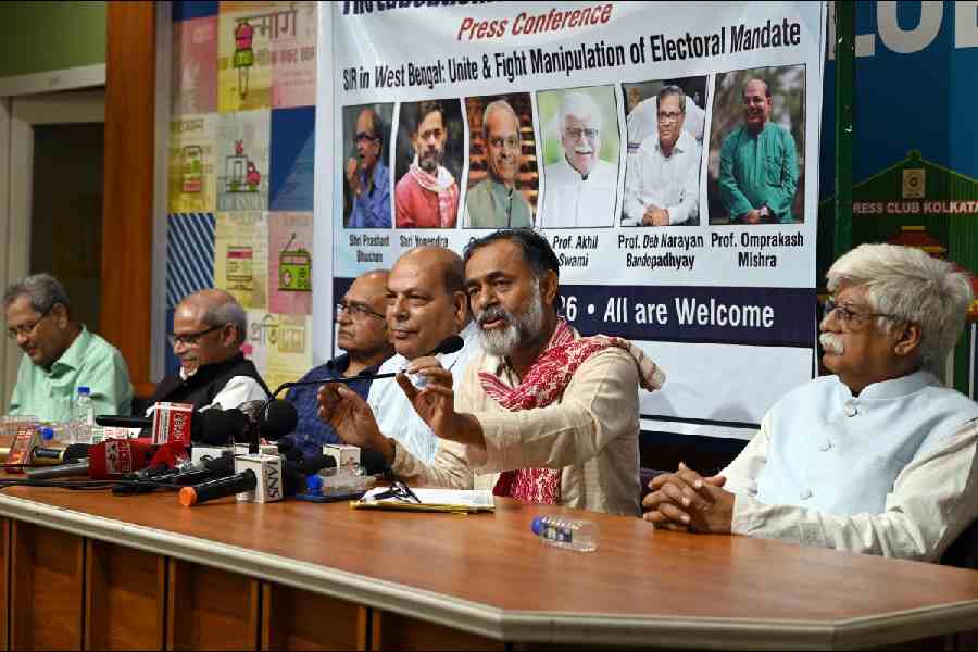Yogendra Yadav (second from right), activist and founding member of Swaraj India, speaks at the news conference at the Press Club on Sunday. The panel of speakers also has (from left) Deb Narayan Bandopadhyay, Parakala Prabhakar, Prashant Bhushan, Prof Omprakash Mishra and  Akhil Swami. Picture by Sanat Kr Sinha