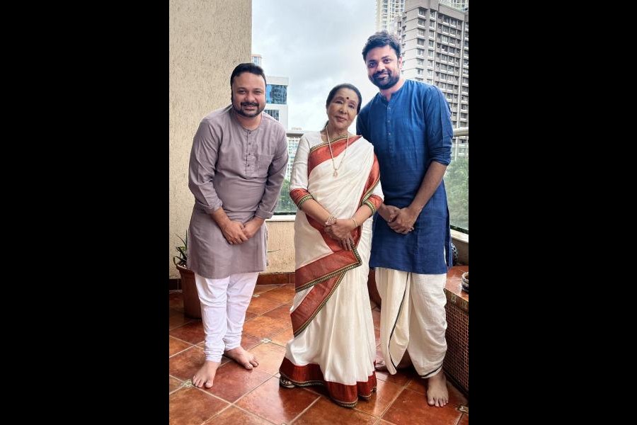 Musician duo Sourendro-Soumyojit with Asha Bhosle