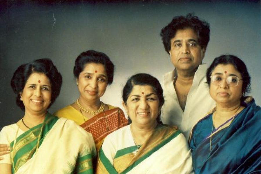 The Mangeshkar siblings — Meena, Asha, Lata, Hridaynath and Usha