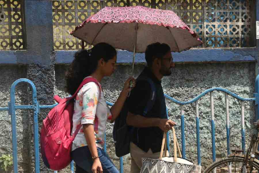 Pedestrians shield themselves from the sun on DS Road