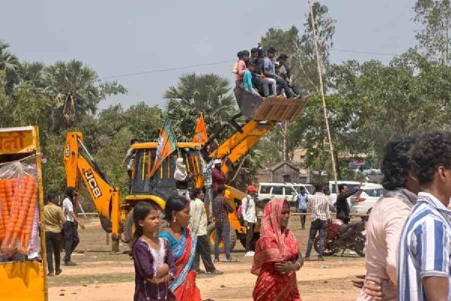 A bulldozer with BJP flags and supporters at Yogi Adityanath’s rally in Bankura’s Sonamukhi. Picture by Rupesh Khan