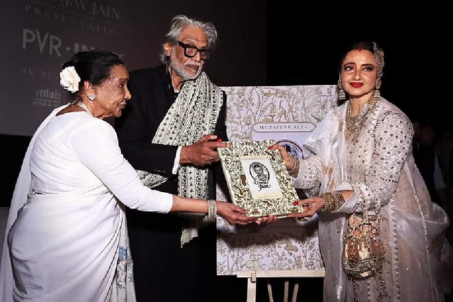 Muzaffar Ali (centre) with Asha Bhosle (left) and Rekha (right) at \\\\\\\'Umrao Jaan\\\\\\\' book launch last year