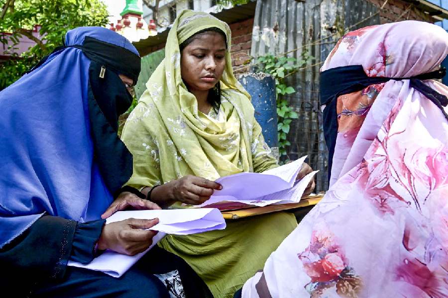 People gather to appeal before a tribunal over issues related to the Special Intensive Revision (SIR) of electoral rolls, ahead of the West Bengal Assembly elections, at Alipore, in Kolkata, Saturday, April 11, 2026.