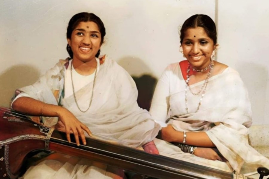 Lata Mangeshkar and Asha Bhosle