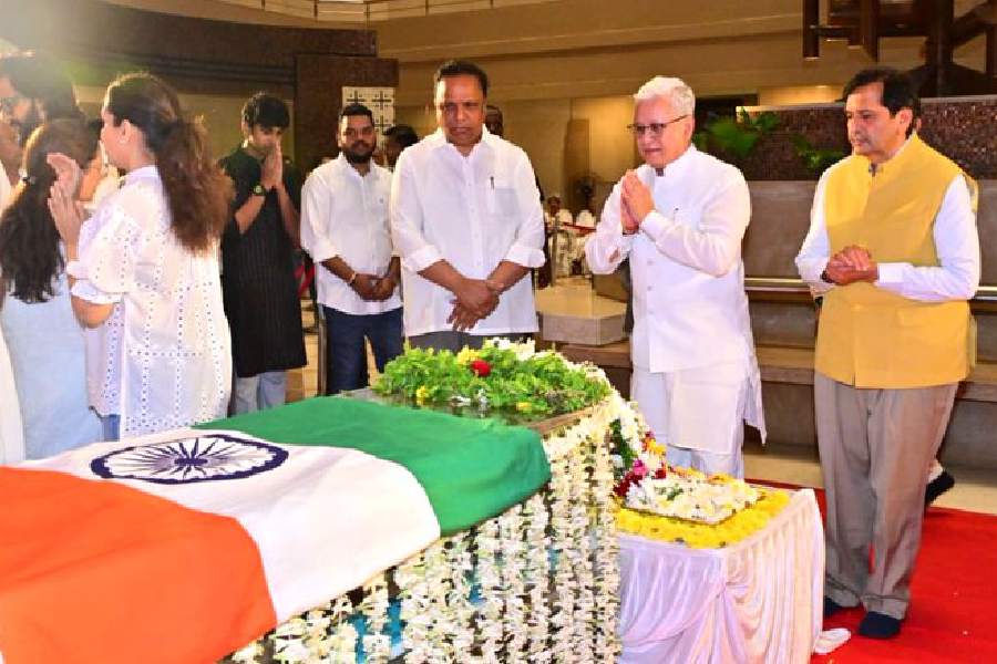 Maharashtra Governor Jishnu Dev Varma pays respect to Asha Bhosle
