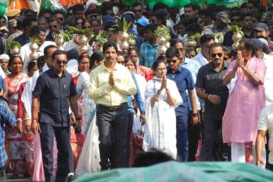 Mamata Banerjee campaigns in Bankura town in support of Trinamool Congress candidate Anup Mandal on Monday.  Picture by Rupesh Khan