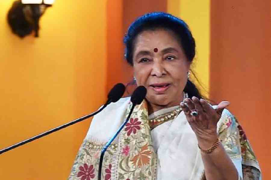 Asha Bhosle performing after receiving Banga Bibhusan award from the Bengal government in Calcutta in 2018. (PTI)