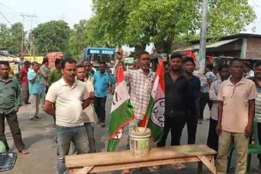 TMC highway blockade in Jalpaiguri over BJP poster damage