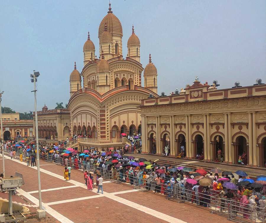 At Dakshineswar Kali Temple, the new year began in devotion for many as a sea of devotees, umbrellas in hand, waited patiently for a glimpse of the goddess.