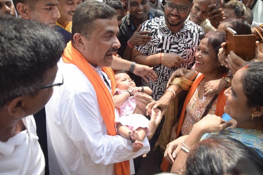 In Ballygunge, BJP candidate Suvendu Adhikari stepped out to interact with residents, with his rally featuring street performances, dance and live music. 