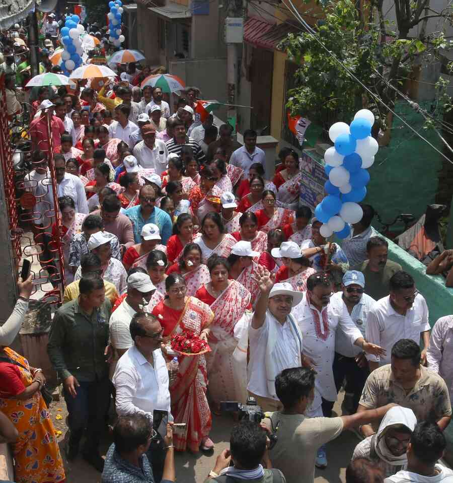 In Beleghata, the Trinamool Congress candidate opted for a more personal approach, visiting homes and greeting residents on the occasion.