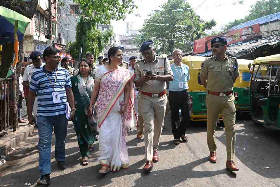 Police commissioner Ajay Nand (centre) and Calcutta North district election officer Smita Pandey (next to Nand) in Basanti Colony on Wednesday.