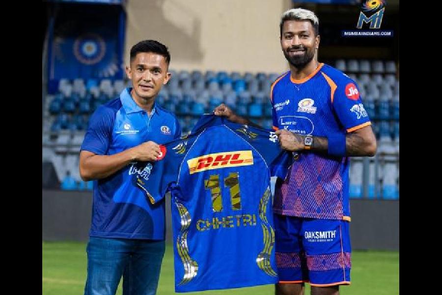 Former India football captain Sunil Chhetri with Mumbai Indians skipper Hardik Pandya at the Wankhede.