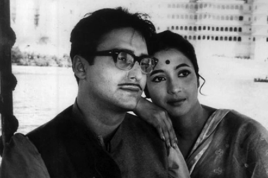 Soumitra Chatterjee and Suchitra Sen in ‘Saat Paake Bandha’