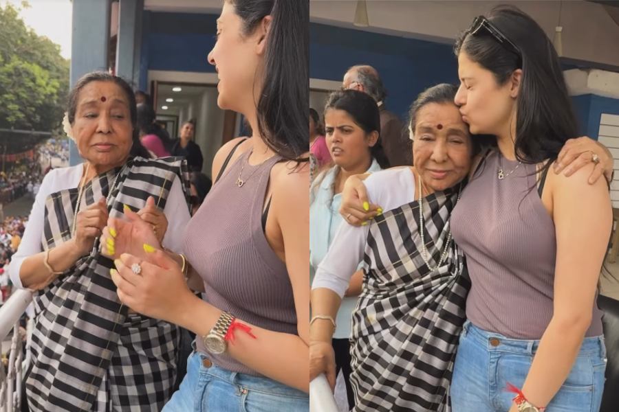 Zanai Bhosle with her grandmother Asha Bhosle