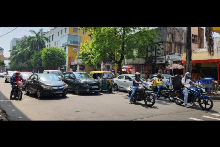 Cars, bikes, auto all share road space outside City Centre. (Brinda Sarkar)