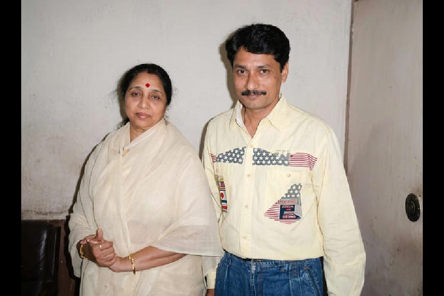 Asha Bhosle with Rocket Mondal in 1993