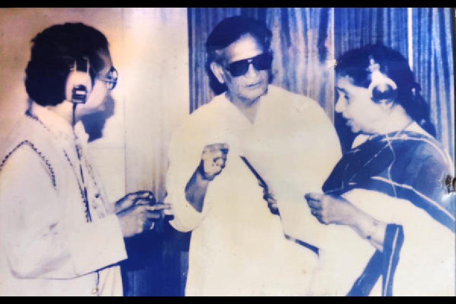Kalyan Sen Barat at the recording with Gulzaar and Asha Bhosle