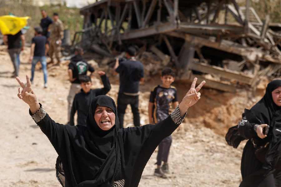 Displaced people make their way back to their home crossing the bridge linking southern Lebanon to the rest of the country, which was hit earlier in an Israeli strike, after a 10-day ceasefire between Lebanon and Israel went into effect, in Qasmiyeh, Lebanon, April 17, 2026.