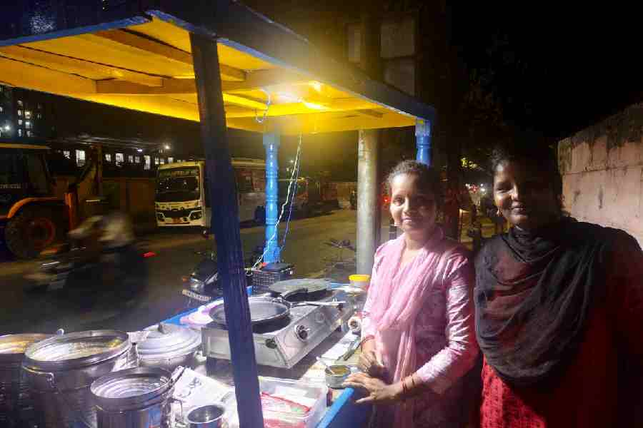 Thangam (right) with her sister Meena at their eatery outside Vyasarpadi Jiva railway station
