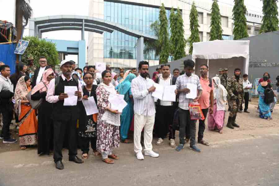 Deleted voters from across Bengal outside SPM-NIWAS in Joka on Friday afternoon. Picture by Bishwarup Dutta
