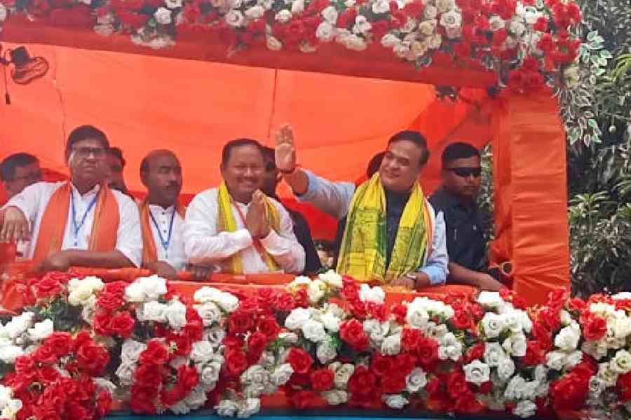 Himanta Biswa Sarma (right) at the rally in support of the BJP candidate from Hemtabad Assembly constituency in North Dinajpur on Friday. Picture by Kousik Sen