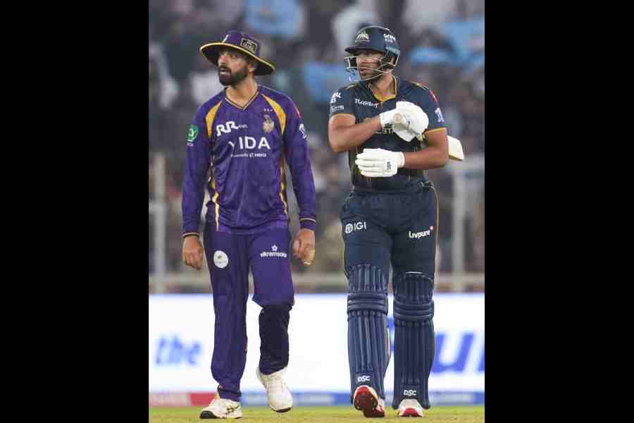 Kolkata Knight Riders\\\' captain Ajinkya Rahane, left, and Gujarat Titans\\\' Shahrukh Khan