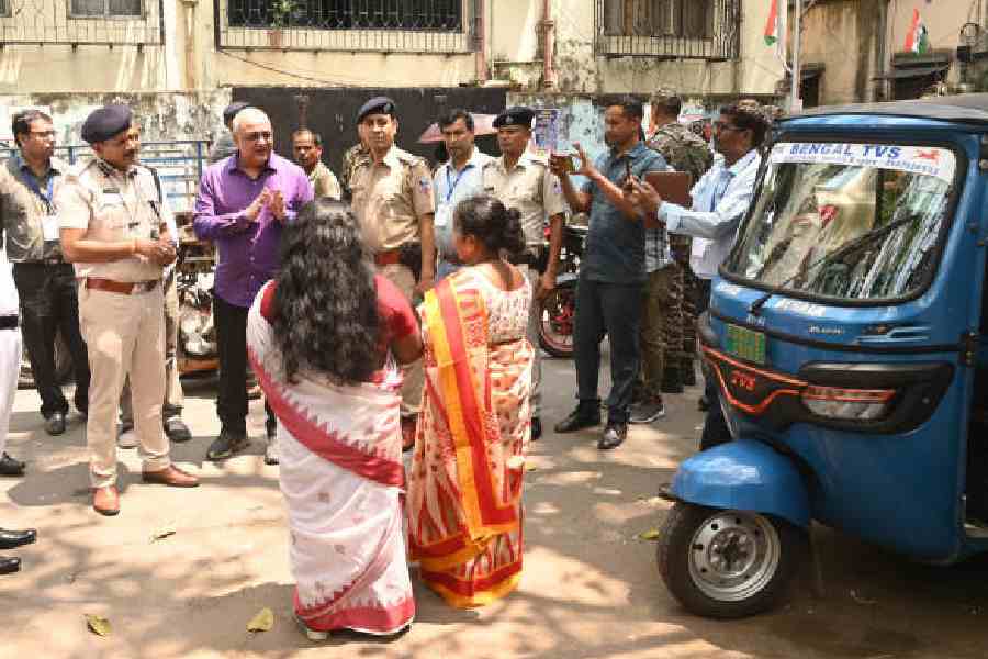 Randhir Kumar, DEO of Calcutta South, speaksto voters in Kalighat on Saturday. (Bishwarup Dutta)