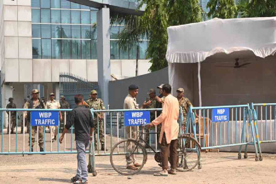 Security personnel and barricades in front of SPM-NIWAS in Joka on Saturday. Pictures by Bishwarup Dutta