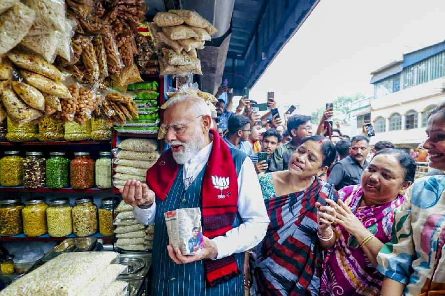 PM Narendra Modi (left) and West Bengal CM Mamata Banerjee (right)
