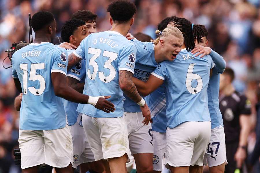 Premier League - Manchester City v Arsenal - Etihad Stadium, Manchester, Britain - April 19, 2026 Manchester City's Erling Haaland with teammates celebrate after the match