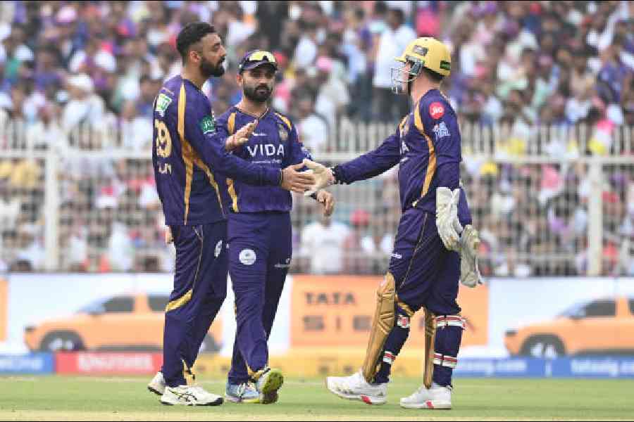 Tim Seifert (right) and Ajinkya Rahane (middle) congratulate Varun Chakravarthy after the dismissal of Dhruv Jurel on Sunday.