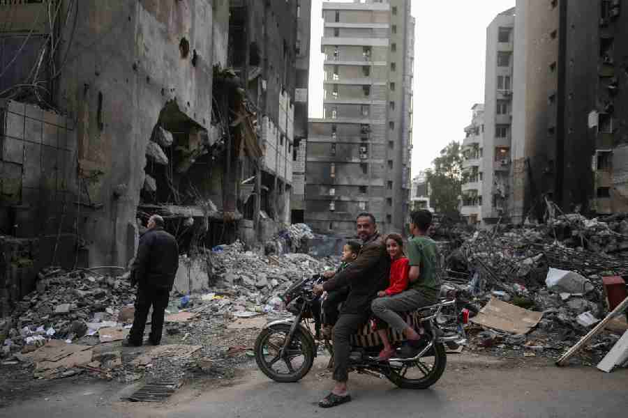 A family visits the site of an Israeli airstrike, carried out on April 8, following the 10-day ceasefire between Lebanon and Israel, at Corniche al-Mazraa in Beirut, Lebanon, April 19, 2026.