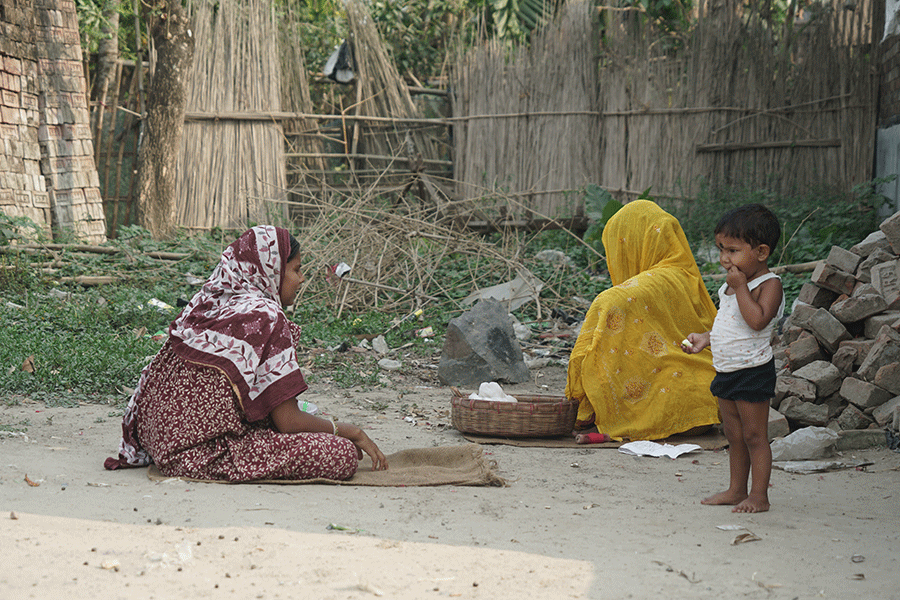 Womens making bidi\\\'s in Boishnabanagar
