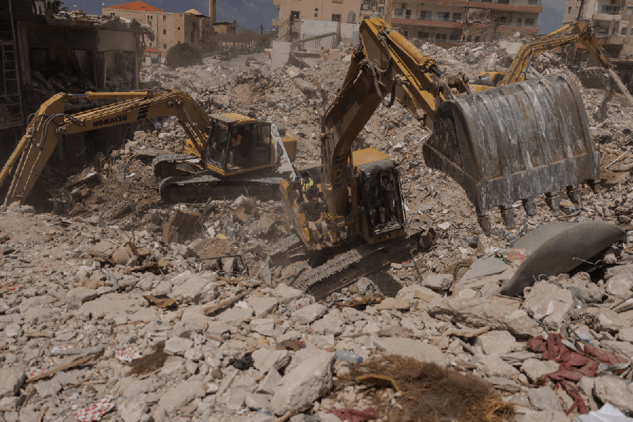Civil defence members search for bodies under the rubble of buildings hit by an Israeli strike just before the ceasefire, amid a 10-day ceasefire between Lebanon and Israel, in Tyre, southern Lebanon, April 20, 2026.
